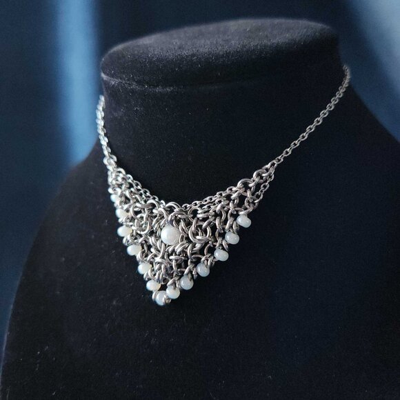 Vintage V-shaped white pearl chain mail necklace with a small silver chain - Picture 2 of 11